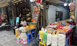 Phố bánh kẹo vào vụ Tết