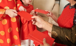 Có nên để trẻ giữ tiền lì xì: Góc nhìn từ chuyên gia tâm lý
