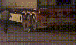 Điều tra vụ người đàn ông nghi cầm đao liên tiếp đánh, chém người khác