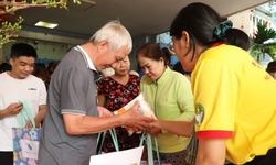 'Chợ 0 đồng' ấm áp, mang Tết đủ đầy đến bệnh nhân nghèo