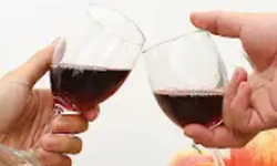 Rượu bia ngày Tết: Nguy cơ tiềm ẩn với người đang dùng thuốc điều trị bệnh mạn tính