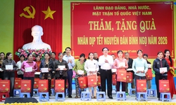 Phó Thủ tướng thăm, tặng quà Tết gia đình chính sách, công nhân khó khăn tại Gia Lai