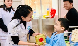 Y bác sĩ tự tay nấu bánh chưng tặng bệnh nhân