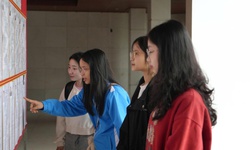 Gen Z lần đầu đi bầu cử: Hồi hộp cầm thẻ cử tri chờ ngày bỏ phiếu