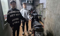3 thanh thiếu niên bị bắt khi đang trộm xe máy của học sinh