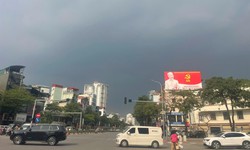 Bầu trời Hà Nội chuyển mây dông tối sầm sau nắng gắt