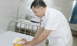 Tưởng con bị hăm da, gia đình bàng hoàng khi bác sĩ phát hiện trẻ không có hậu môn bẩm sinh