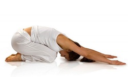 3 tư thế yoga đơn giản giúp giảm đau cứng cổ do ngồi lâu