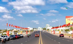 Sắc đỏ phủ dọc các cung đường Đắk Lắk hướng về ngày bầu cử