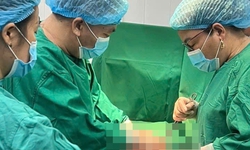 Cứu sống sản phụ người Lào chửa ngoài tử cung bị vỡ
