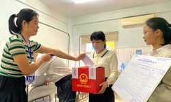 Những cử tri tại điểm bầu cử đặc biệt gửi gắm niềm tin qua từng lá phiếu