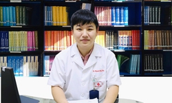 Bác sĩ quỳ giữa đường Nguyễn Chí Thanh ép tim cứu người: 'Lúc bệnh nhân thở lại, tất cả đều vỡ òa cảm xúc'