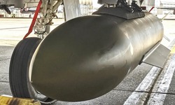 Mỹ tung bom xuyên hầm 2 tấn đánh thẳng trận địa tên lửa Iran ở eo biển Hormuz