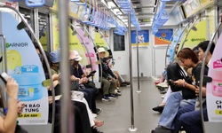 Giá xăng tăng, người dân TPHCM chuyển sang tàu điện, xe buýt