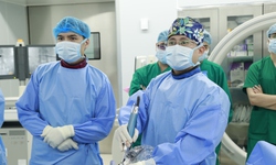 Chỉ 3h sau mổ thoát vị đĩa đệm, bệnh nhân không chỉ hết đau vật vã mà còn tự đi được