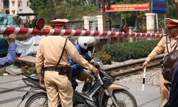 Hà Nội: Shipper cố tình vượt rào chắn, kẹt cứng giữa đường ngang khi tàu sắp đến