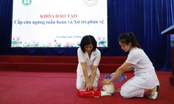 Bác sĩ, điều dưỡng Bệnh viện Bạch Mai cứu người qua cơn sinh tử ở bể bơi, siêu thị