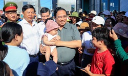 Thủ tướng khảo sát tái thiết vùng bão lũ miền Trung