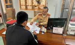 Đi ngược chiều, tài xế ô tô bị phạt 19 triệu đồng, trừ 4 điểm bằng lái