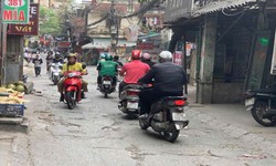 'Ổ voi, ổ gà' bẫy người đi đường trên nhiều tuyến phố Hà Nội