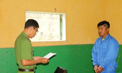 Mẹ bị doạ đâm, con trai quật ngã đánh bố đẻ tử vong