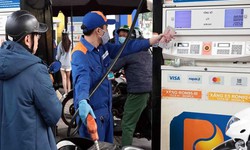 Giá xăng dầu giảm mạnh, mặt hàng RON95-III xuống dưới 30.000 đồng mỗi lít