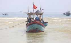 Cửa sông Dinh bồi lấp, tàu cá tiến thoái lưỡng nan