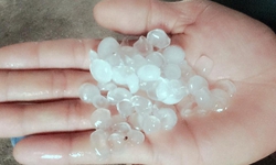 Nhiều khu vực ở Hà Nội sáng nay có mưa đá