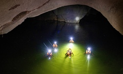 Bí ẩn hang động lưu dấu tích tộc người Arem và rừng cổ quý hiếm