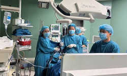 Cứu thành công sản phụ mang song thai trong và ngoài tử cung