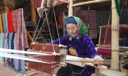 Những cụ bà cần mẫn giữ 'hồn' thổ cẩm giữa đại ngàn Pù Luông