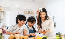 Xây dựng thực đơn cho trẻ tại gia đình: Bữa ăn hàng ngày cần có đủ 4 nhóm thực phẩm