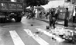 Va chạm với ô tô tải, cháu tử vong, bà bị thương