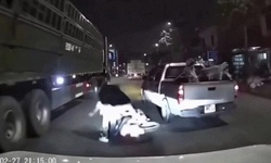 Chèn ép xe máy ngã sát bánh xe tải: Tài xế bán tải có thể đối mặt khung hình phạt nào?