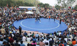 Những màn so tài kịch tính ở hội vật có từ thời vua Mai