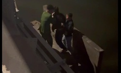 Từ chiếc xe máy vô chủ trên cầu, công an kịp thời ngăn chặn ý định tự tử của nam thanh niên