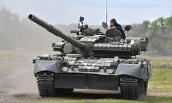 Xe tăng T-80BVM Nga sống sót sau khi hứng 18 đòn cảm tử từ UAV Ukraine
