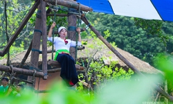Phụ nữ Mường hào hứng trên cây đu khổng lồ giữa Làng Văn hóa