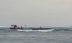 Cứu 5 ngư dân trên tàu cá bị lật khi đang vào cửa biển Nhật Lệ