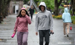 Không khí lạnh khiến nhiệt độ miền Bắc giảm sâu chiều tối và đêm nay