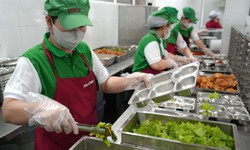 Hình ảnh ấn tượng về bữa ăn đầy đủ dinh dưỡng tại trường học phía Nam Khánh Hòa