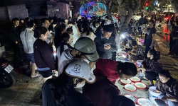 Chợ mực nháy đêm Cửa Lò: Bán không cân, khách vẫn nườm nượp