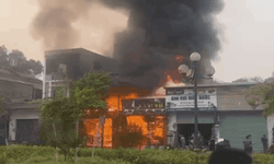 Quán lẩu trên đường Nguyễn Tất Thành bốc cháy ngùn ngụt