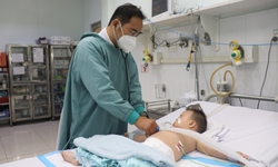 Bệnh tay chân miệng tăng cao ở TPHCM, nhiều ca nặng do chủng EV71