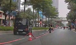 Ô tô Mercedes G63 tông tử vong cụ ông trên phố Đào Tấn