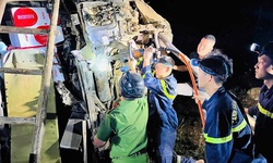 Tuyên Quang: Xuyên đêm giải cứu tài xế mắc kẹt dưới vực sâu 80m