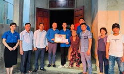 Khen thưởng nam sinh lớp 10 cứu 2 người giữa dòng xoáy ở biển Cửa Lò