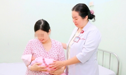 Mổ bắt con và bóc khối u xơ nặng 1,1 kg để cứu mẹ con thai phụ