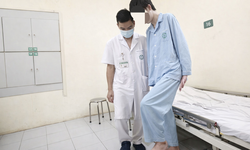 Nam sinh bị liệt vận động do thói quen ngồi khoanh chân