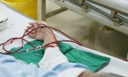 'Ngôi nhà' của những người chạy thận ở phía trong chợ Giời